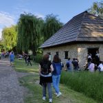 Noaptea Muzeelor 2021 - Vizitatori la Muzeul Satului Bucovinean
