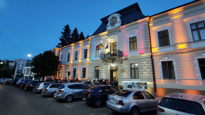 Noaptea Muzeelor 2021 - Coadă la intrarea Muzeului de Istorie Suceava
